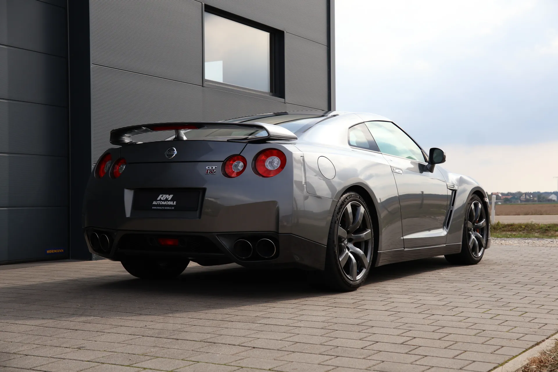 Nissan GT-R vor der Halle von R&M Automobile in Hemau